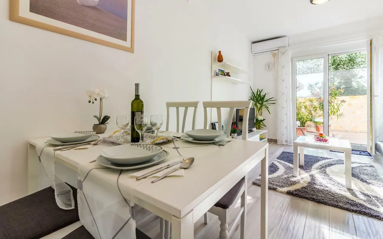 Apartment Mika Pula 0*,